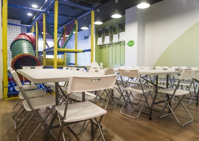 Tres mesas junto al parque